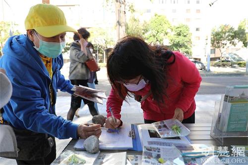 '圖7～8：法輪功學員向過往民眾派發資料及徵簽聲援法輪功反迫害。'