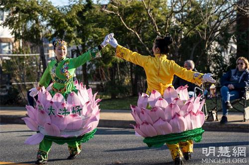 '圖3：法輪功學員在聖誕遊行中表演蓮花舞。'