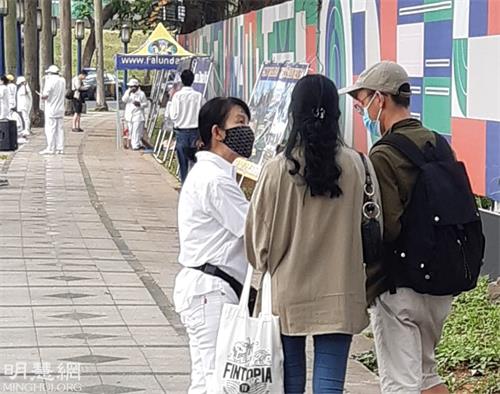 '圖1～5：二零二一年十二月十一日，印尼法輪功學員在首都雅加達中共大使館前舉行和平抗議和講真相活動。'