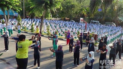 '圖1：印度尼西亞巴丹島國立中學1（SEKOLAH MENENGAH ATAS NEGERI 1）師生學煉法輪功功法。'