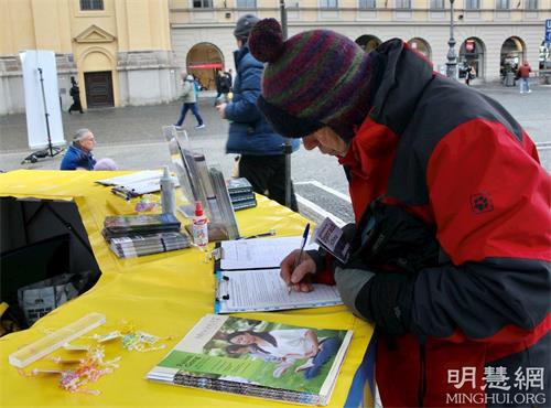 '圖2：民眾簽名聲援法輪功學員反迫害。'