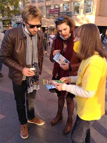 '圖1：在法國圖盧茲（Toulouse）市的戴高樂廣場，法輪功學員向行人介紹法輪功'