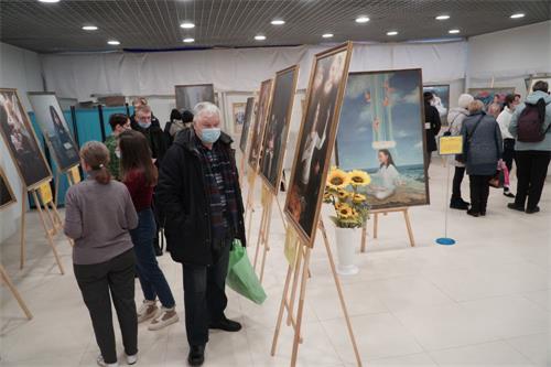 '圖1～3：莫斯科市中心連續兩個週末舉辦「真、善、忍」美展，圖為美展現場。'