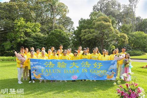 '圖1：奧克蘭中區學員恭祝師尊新年快樂！'