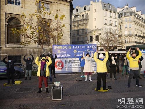 '圖1：十一月二十八日，在夏特蕾地鐵站，演示法輪功功法'