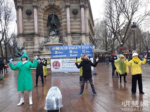 '圖2：十二月五日，在聖米歇爾廣場，法輪功學員在演示法輪功第二套功法：法輪樁法'