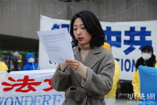 '圖9：加拿大謝爾丹學院（Sheridan College）動畫專業學生劉銘園在集會上呼籲營救母親劉豔'