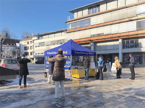 圖1：二零二一年二月十二日，法輪功學員在德國斯坦貝格城（Starnberg）市政廳所在地教堂廣場（Kirchpaltz）舉辦活動，一些路人當場跟著學員們學煉法輪功。