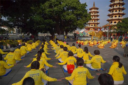 '圖1～2：二零二一年一月三十一日週日下午，高雄部份法輪功學員於著名旅遊景點「蓮池潭龍虎塔」邊廣場煉功弘法，並於中國新年前夕恭祝師尊新年好。'