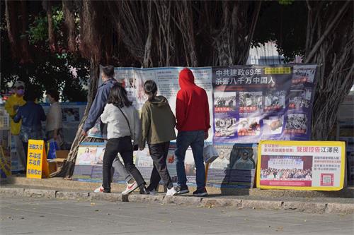 '圖3：二零二一年一月三十一日週日下午，高雄部份法輪功學員於著名旅遊景點「蓮池潭龍虎塔」邊廣場煉功弘法講真相，現場有很多真相橫幅和展板。'