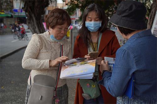 '圖5：來自市區的邊女士想要學煉法輪功，並記下煉功點資訊。'