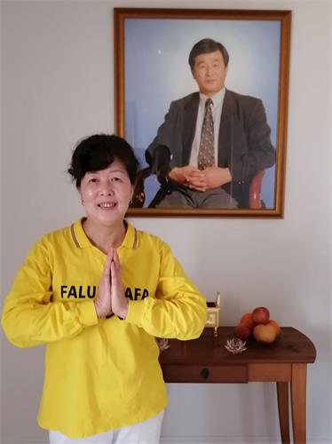 '圖3：多倫多法輪功學員吳女士在新年之際感恩師父慈悲救度。'