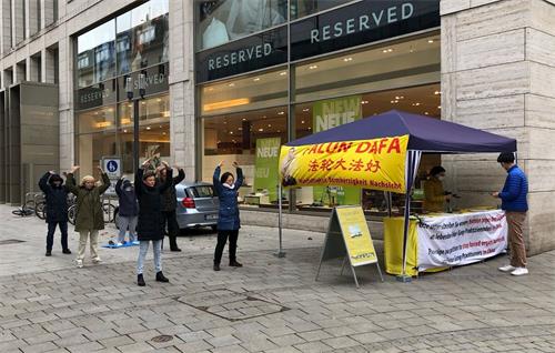 '圖1：部份德國法輪功學員們在斯圖加特市步行街上舉辦講真相活動'