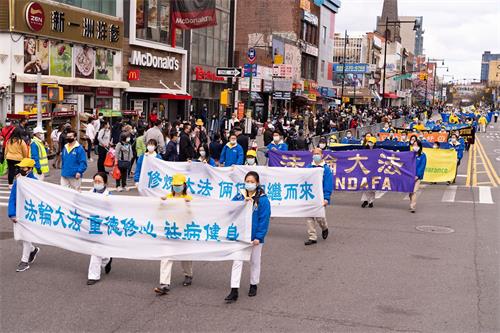 '圖1～4：紀念「四二五」和平上訪二十二週年，二零二一年四月十八日，上千名紐約法輪功學員舉辦遊行。'