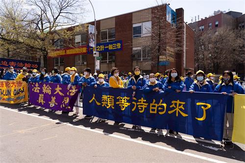 '圖1～5：二零二一年四月十八日，逾千名紐約法輪功學員在法拉盛舉辦紀念「四二五」和平上訪二十二週年。'