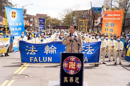 '圖6：法輪大法信息中心發言人張而平在集會上發言'