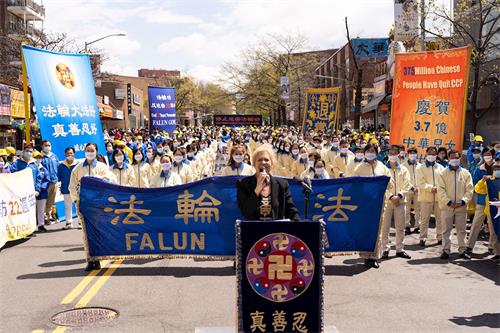 '圖7：紐約民主黨法拉盛社區領袖瑪莎（Martha Flores-Vazquez）女士在集會上發言'