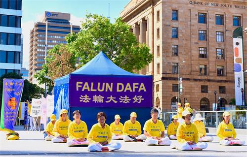 '圖1～3：昆士蘭法輪功學員在布里斯班廣場（Brisbane Square）舉行講真相活動'