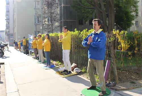 '圖2：二零二一年四月二十五日，奧地利法輪功學員在使館側面的路邊演示功法。'