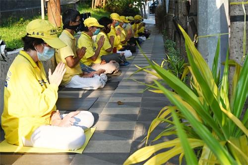 '圖3～4：泗水法輪功學員在中國駐泗水總領事館前的和平活動'