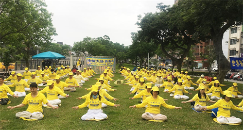 '圖1：台灣南桃園法輪功學員於二零二一年四月二十五日在老街溪河濱步道集體煉功弘法。'