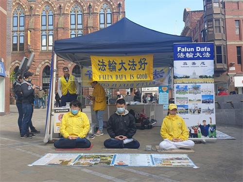 '圖1～3：英國北英格蘭部份學員來到英國利茲市集體煉功、弘法'