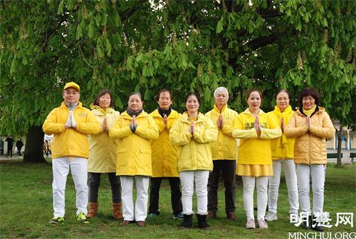 '圖1：柏林越南裔法輪功學員感恩李洪志師父帶給他們健康的身體和快樂的人生。'