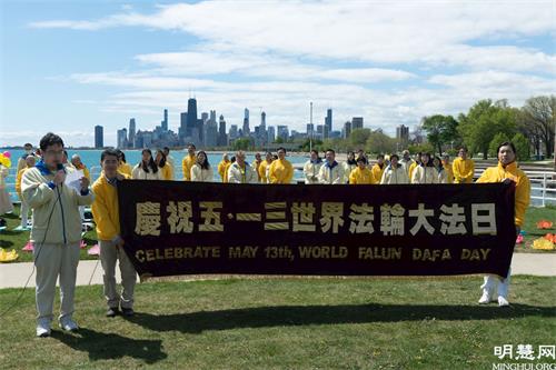 '圖8：伊州的七個城市給法輪功頒發了褒獎，並宣布5月10日到16日為「法輪大法週」。法輪功學員宣讀褒獎。'