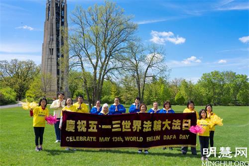 '圖13～14：西郊學員在公園煉功，慶祝五一三世界法輪大法日。'