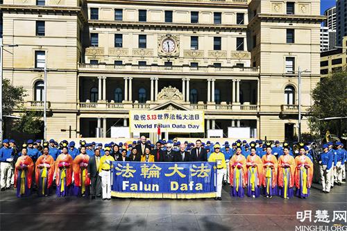 圖1：悉尼各界政要歡聚海關大樓廣場慶祝節日