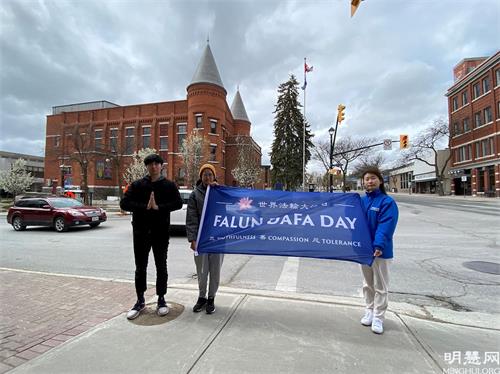 '圖13：安省奧裏利亞（Orillia）升旗慶祝世界法輪大法日，法輪功學員合影留念。'