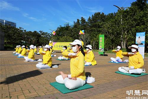 圖10:釜山學員集體煉功慶祝世界法輪大法日