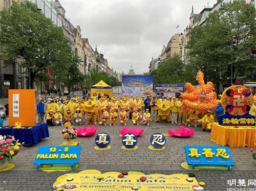 '圖1：二零二一年五月十三日，捷克法輪功學員在布拉格市中心舉辦活動，慶祝世界法輪大法日，祝願師尊華誕快樂，同時感恩師尊的慈悲救度。'