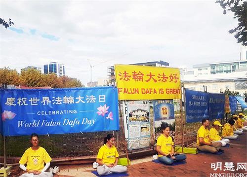 '圖11：法輪功學員於唐人街功法演示，展示大法美好。'