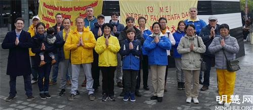 '圖1：部份比利時學員合影慶祝世界法輪大法日，並恭祝師父生日快樂'