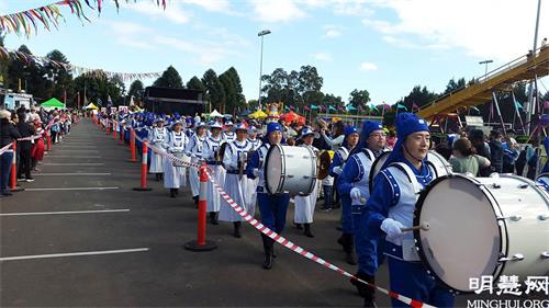 '圖1～2：二零二一年五月二十九日，法輪功學員再度參加澳洲西悉尼黑鎮年度文化節遊行，被現場觀眾讚為遊行中最棒的團體。'