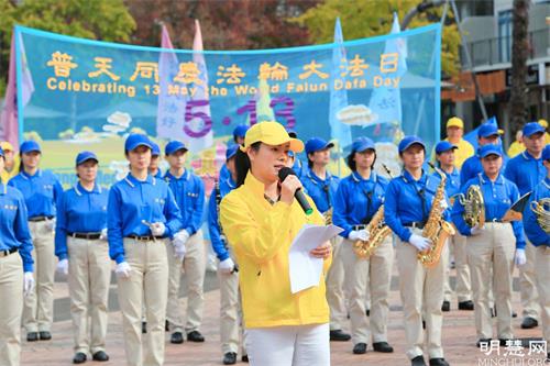 '圖7：法輪功學員劉朱迪在演講中。'