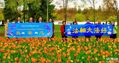 '圖2：李京玉（中，紅衣者）和其他渥太華法輪功學員慶祝法輪大法日。'