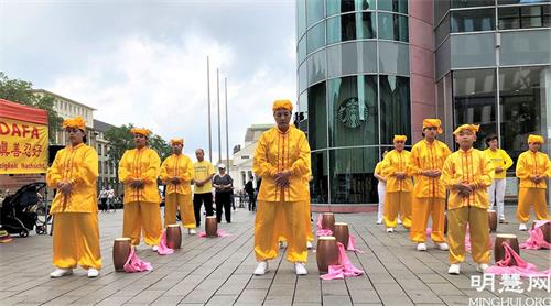 '圖1：法輪功學員在杜伊斯堡演示功法'