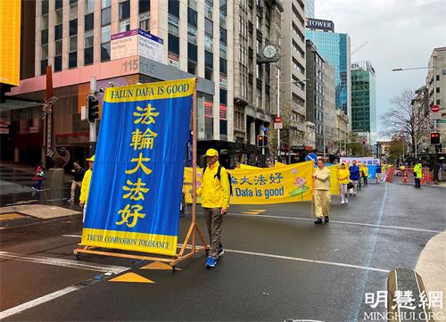 '圖1～8：新西蘭法輪功學員遊行在奧克蘭最繁華的商業街上。'