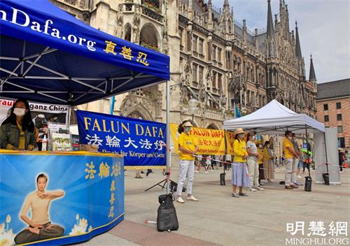 '圖5：二零二一年六月五日，法輪功學員在市中心瑪琳廣場（Marienplatz）舉辦了信息日活動。'