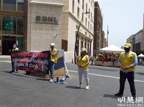 '圖1：在那波裏市中心最熱鬧的商業街-羅馬大道，舉行弘法講真相活動'