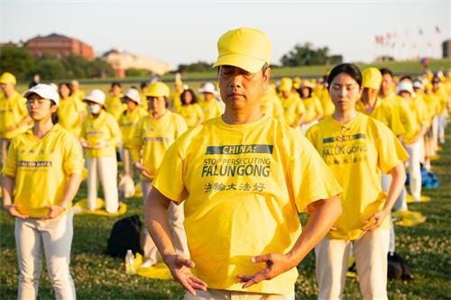 '圖4～5：燭光悼念活動之前，學員們在華盛頓紀念碑前集體煉功。'