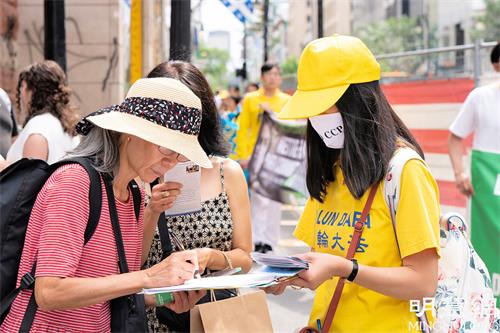 圖14：有不少民眾表示要為制止迫害而盡一份力，紛紛在要求停止迫害的徵簽信上簽字。