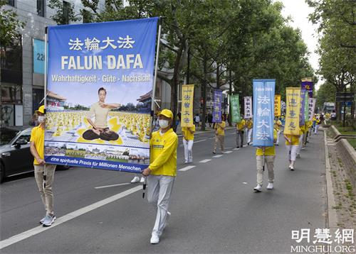 圖1 - 2：七月十七日法輪功學員在柏林街頭遊行，展示功法，告訴路人法輪大法好