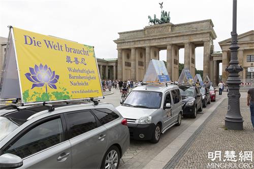 圖16：汽車遊行前，傳遞真相的車輛在布萊登堡門前整裝待發