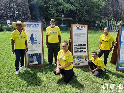 '圖13：法國海外省馬丁尼克島部份法輪功學員在講真相展位前'