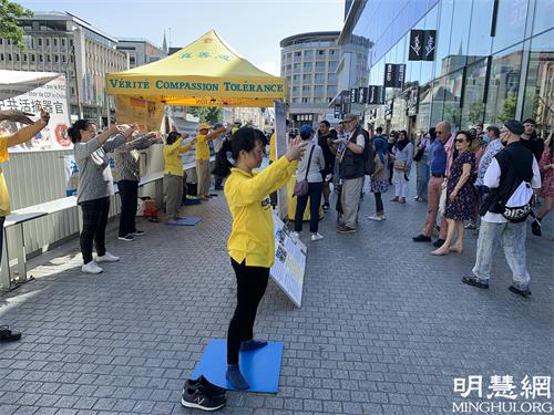 圖1： 法輪功學員在布魯塞爾中心商業區舉辦活動揭露中共持續二十二年的迫害真相