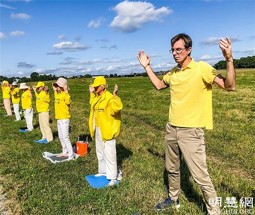 '圖8：約翰（右一）呼籲中共官員停止追隨中共行惡，走出恐懼、遠離中共，為自己和家人留條後路。'