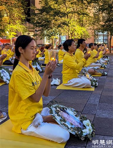 '圖1～4：2021年7月18日晚，加拿大魁北克部份法輪功學員在蒙特利爾兵器廣場，燭光悼念被中共迫害致死的法輪功學員，呼籲民眾的正義和良知，共同制止中共長達22年的反人類罪行。'